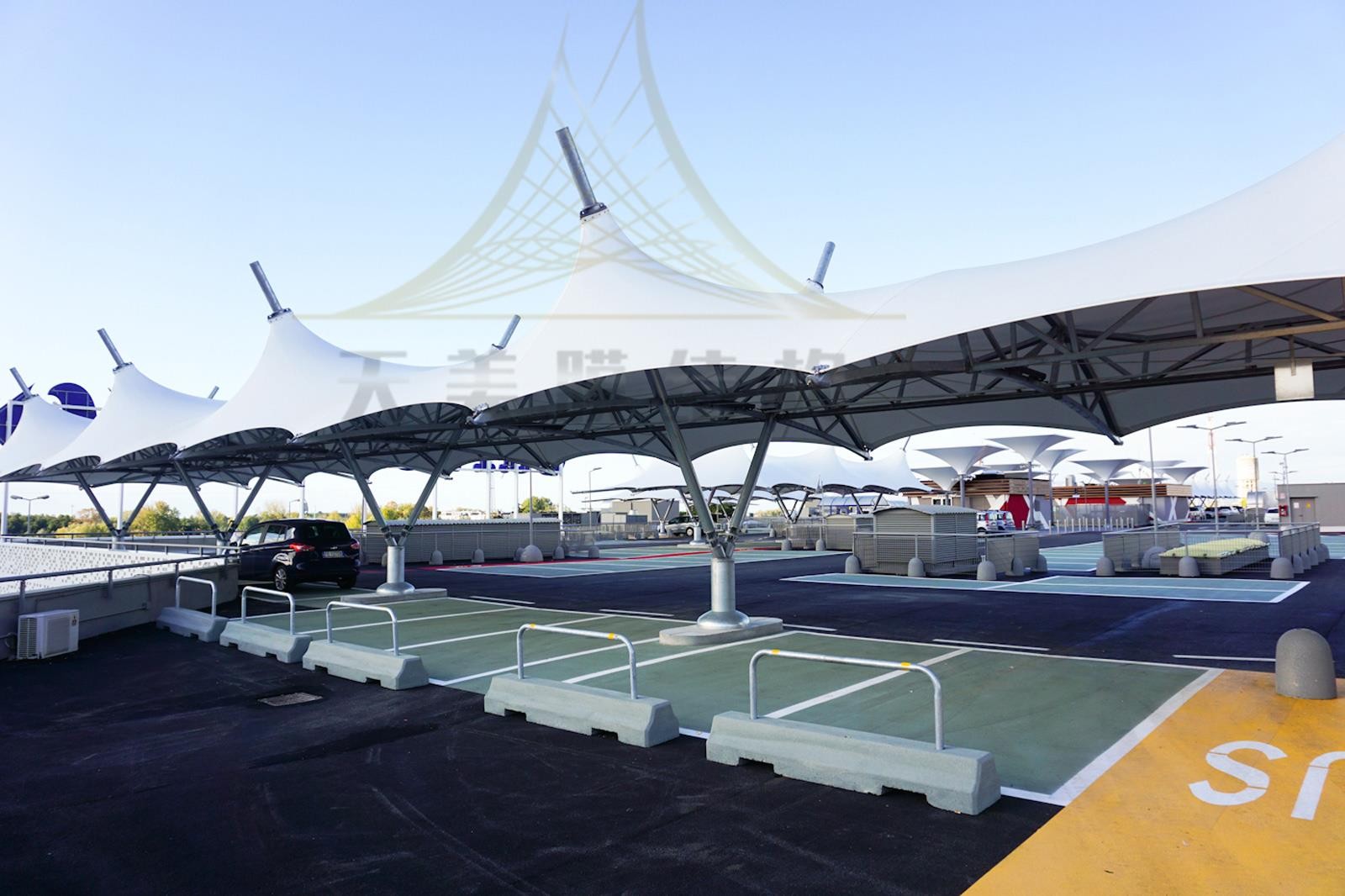 膜結構車棚 膜結構車棚